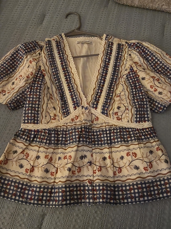 Abercrombie & Fitch Tops - Abercrombie & Fitch Cream and Navy Floral-Striped Peasant Blouse